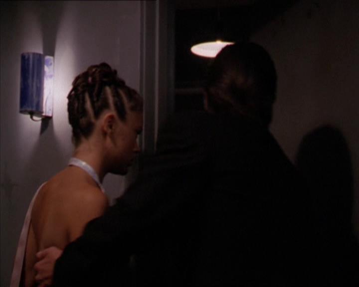 Charmed-Online_dot_net-2x05TheDevilsMusic1588.jpg