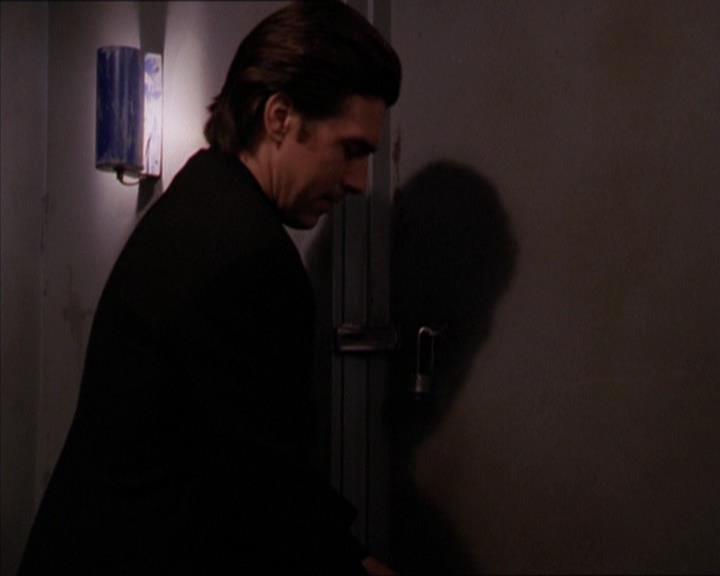 Charmed-Online_dot_net-2x05TheDevilsMusic1591.jpg