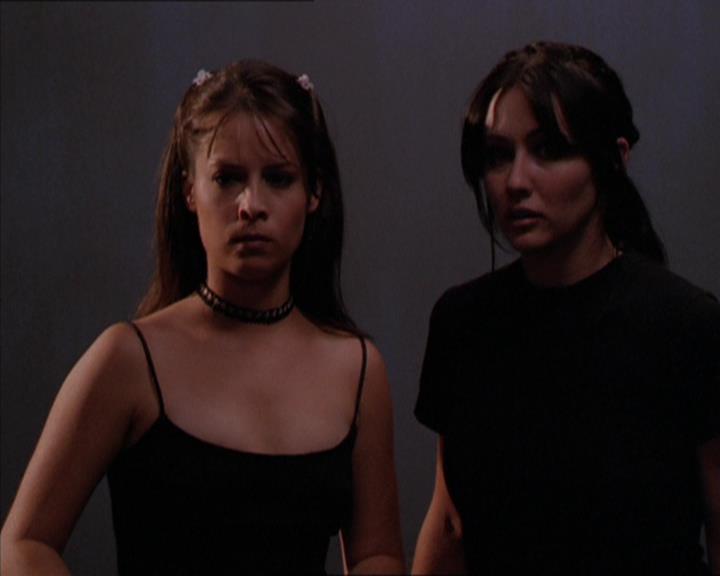 Charmed-Online_dot_net-2x05TheDevilsMusic1605.jpg