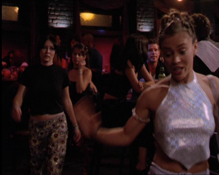 Charmed-Online_dot_net-2x05TheDevilsMusic1644.jpg