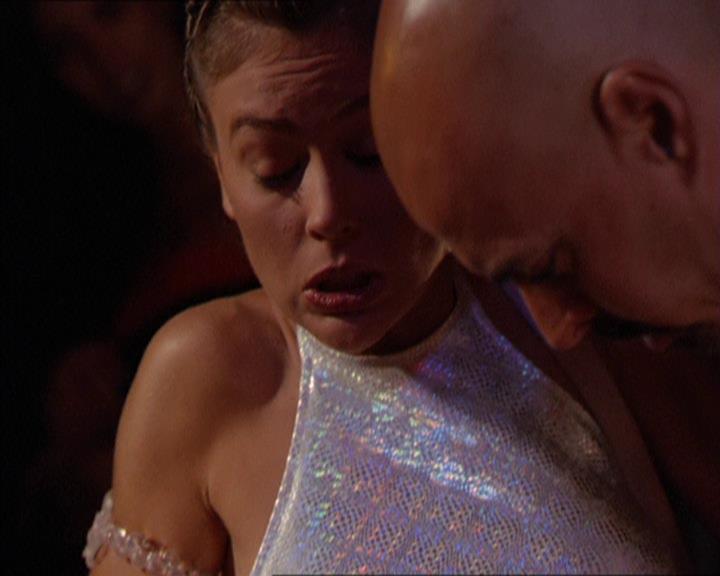 Charmed-Online_dot_net-2x05TheDevilsMusic1943.jpg