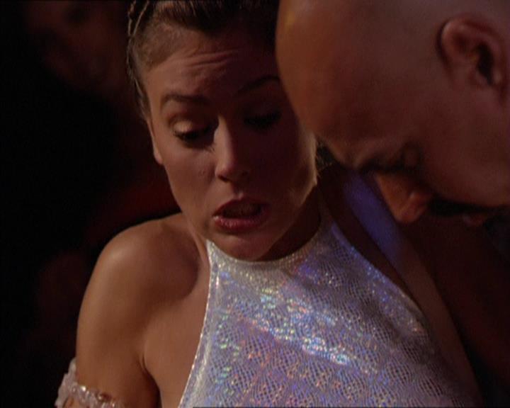Charmed-Online_dot_net-2x05TheDevilsMusic1944.jpg