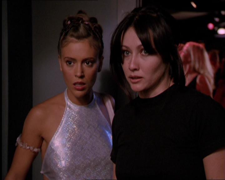 Charmed-Online_dot_net-2x05TheDevilsMusic2099.jpg