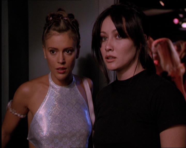 Charmed-Online_dot_net-2x05TheDevilsMusic2101.jpg