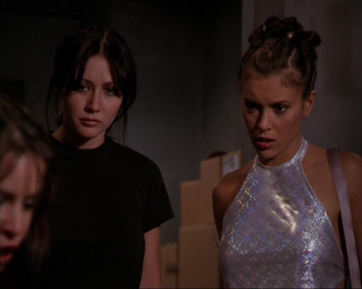 Charmed-Online_dot_net-2x05TheDevilsMusic2118.jpg