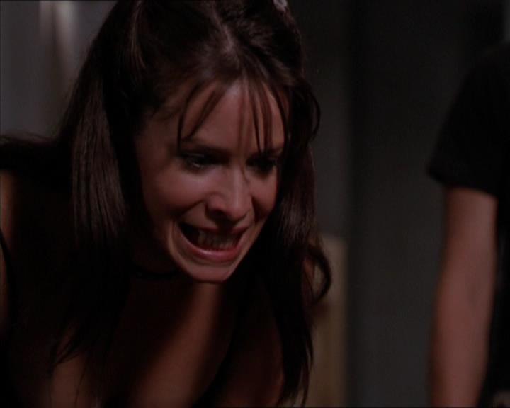 Charmed-Online_dot_net-2x05TheDevilsMusic2119.jpg