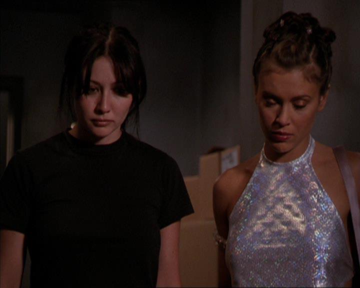 Charmed-Online_dot_net-2x05TheDevilsMusic2128.jpg