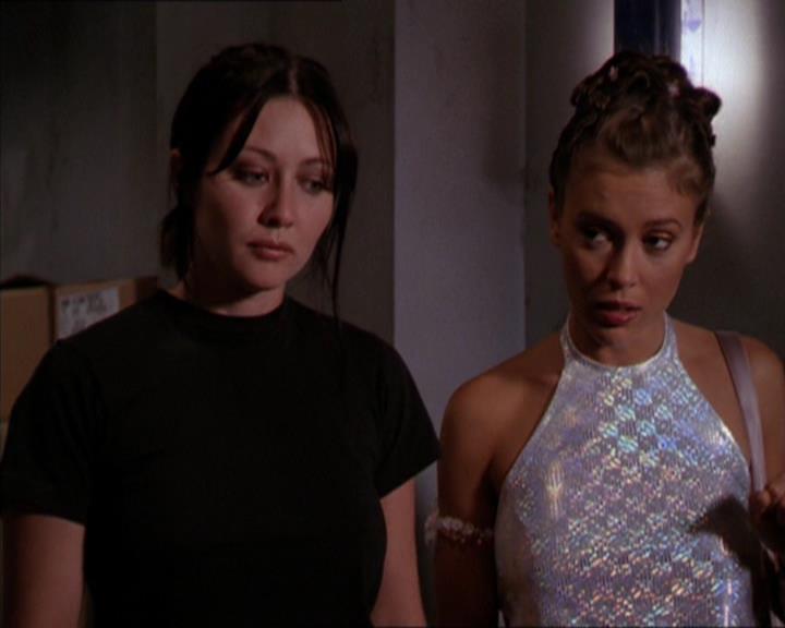 Charmed-Online_dot_net-2x05TheDevilsMusic2144.jpg