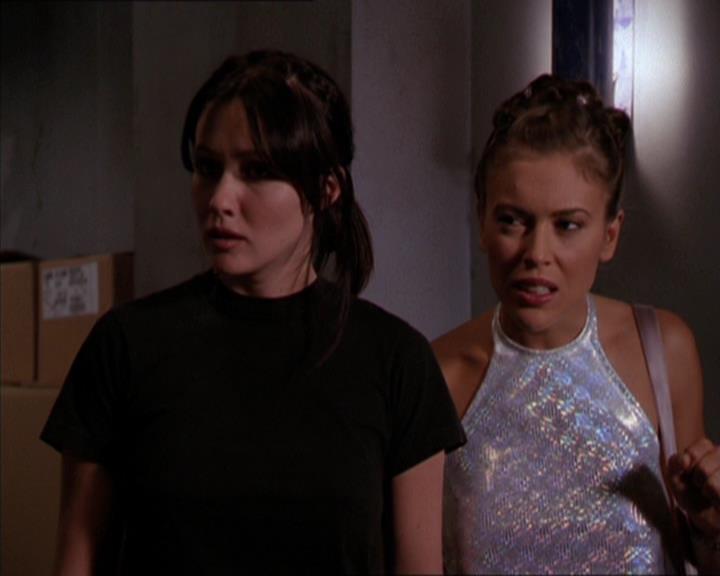 Charmed-Online_dot_net-2x05TheDevilsMusic2148.jpg