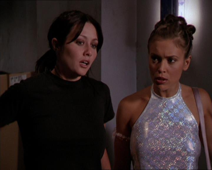 Charmed-Online_dot_net-2x05TheDevilsMusic2154.jpg