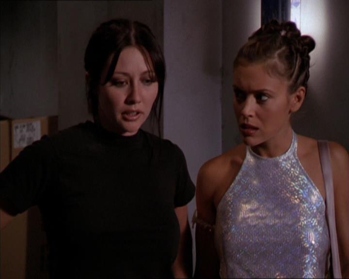 Charmed-Online_dot_net-2x05TheDevilsMusic2158.jpg