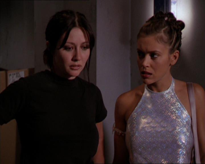 Charmed-Online_dot_net-2x05TheDevilsMusic2159.jpg