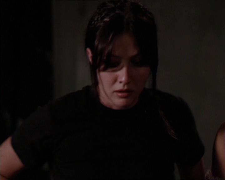 Charmed-Online_dot_net-2x05TheDevilsMusic2207.jpg