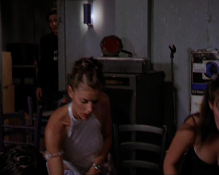 Charmed-Online_dot_net-2x05TheDevilsMusic2208.jpg
