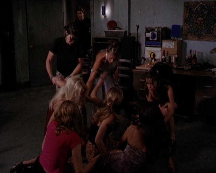 Charmed-Online_dot_net-2x05TheDevilsMusic2209.jpg