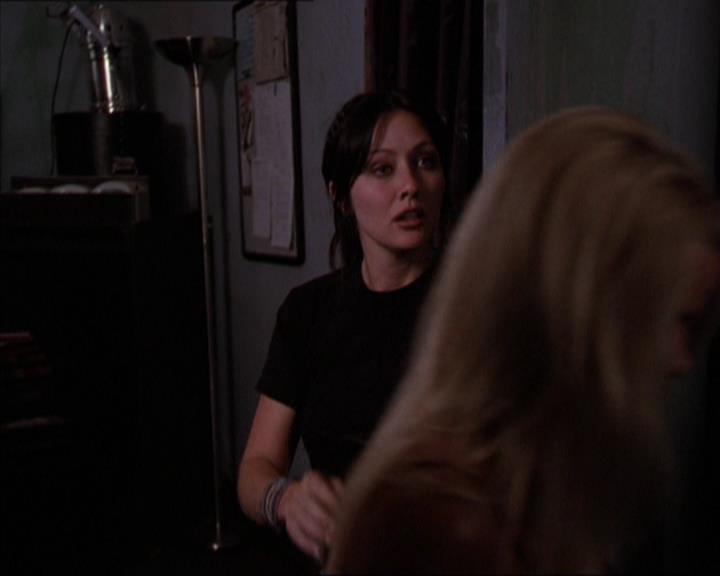 Charmed-Online_dot_net-2x05TheDevilsMusic2215.jpg