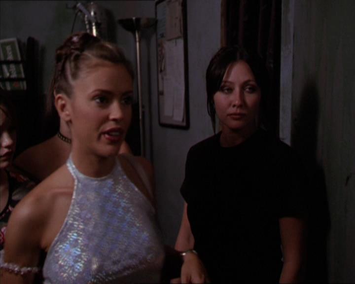 Charmed-Online_dot_net-2x05TheDevilsMusic2221.jpg