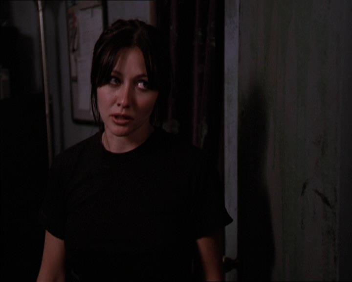 Charmed-Online_dot_net-2x05TheDevilsMusic2225.jpg