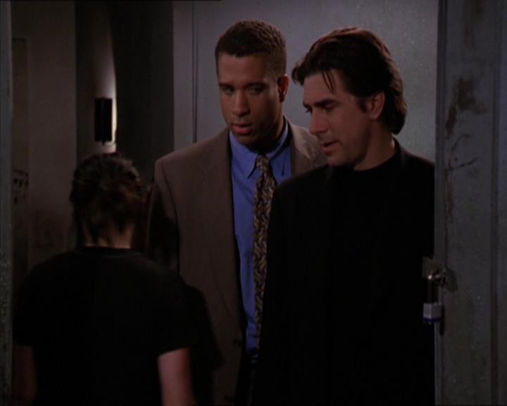 Charmed-Online_dot_net-2x05TheDevilsMusic2227.jpg
