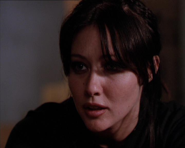 Charmed-Online_dot_net-2x05TheDevilsMusic2239.jpg