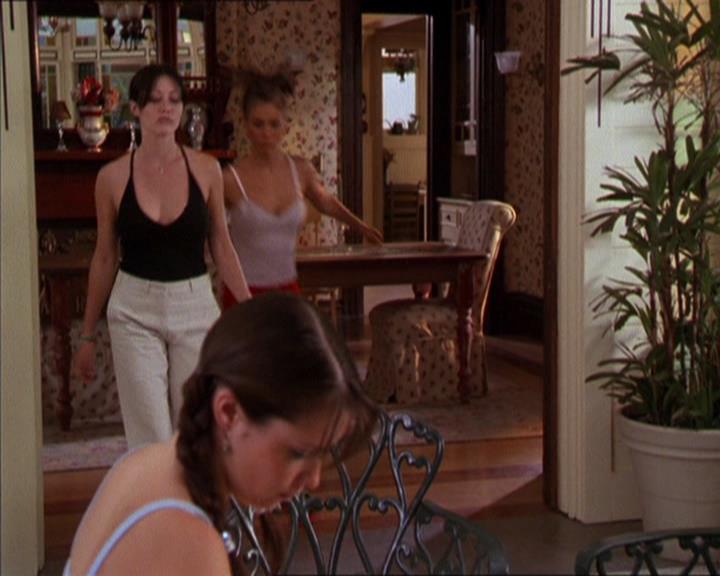 Charmed-Online_dot_net-2x05TheDevilsMusic2324.jpg