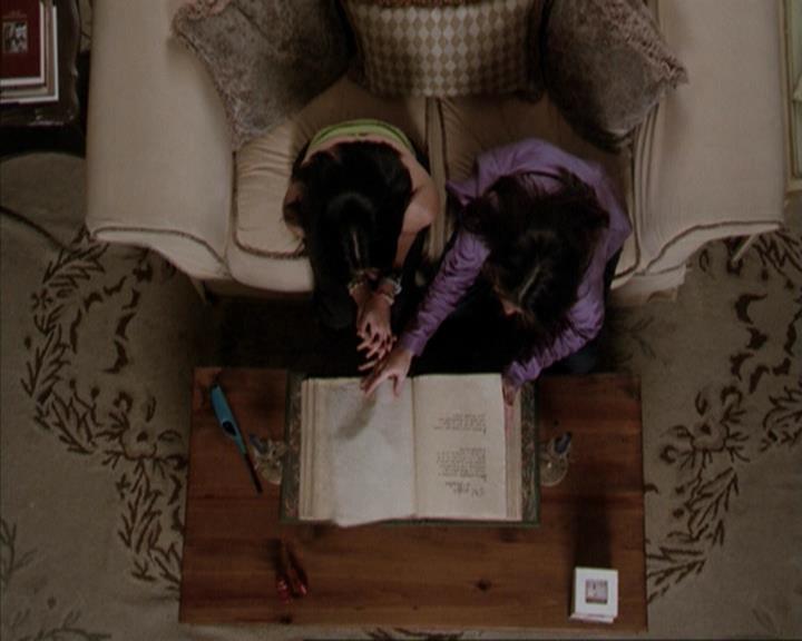 Charmed-Online-dot-net_207TheyreEverywhere0367.jpg