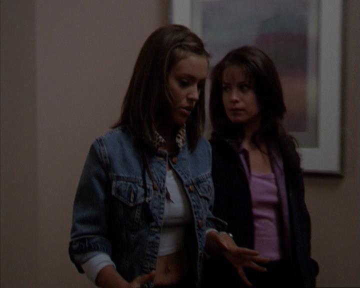Charmed-Online-dot-net_207TheyreEverywhere0711.jpg