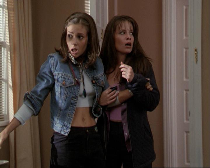 Charmed-Online-dot-net_207TheyreEverywhere0763.jpg