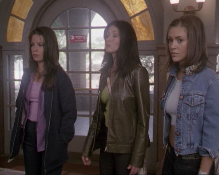 Charmed-Online-dot-net_207TheyreEverywhere1289.jpg