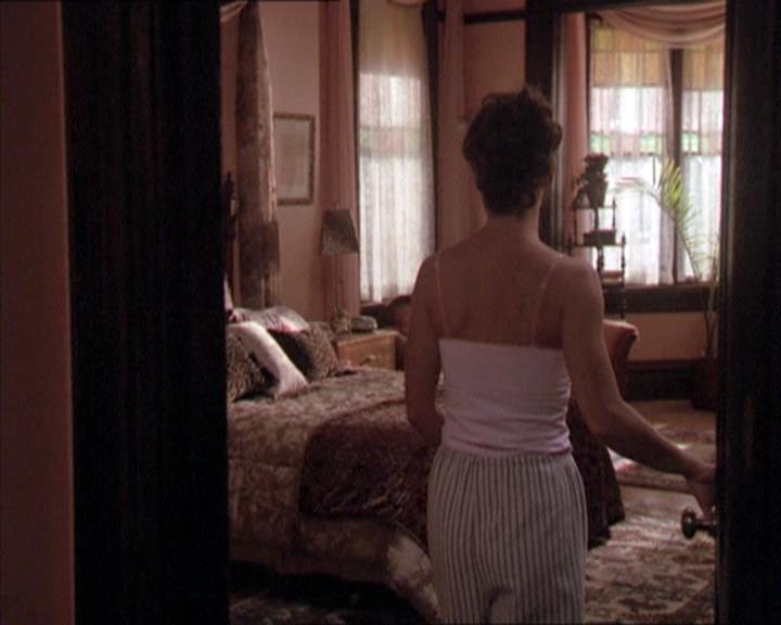 Charmed-Online-dot-210HeartbreakCity0377.jpg