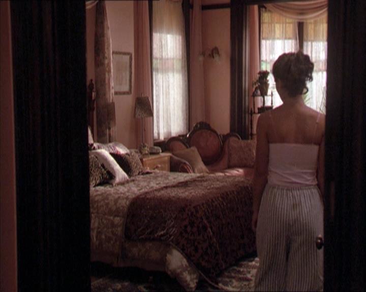 Charmed-Online-dot-210HeartbreakCity0379.jpg