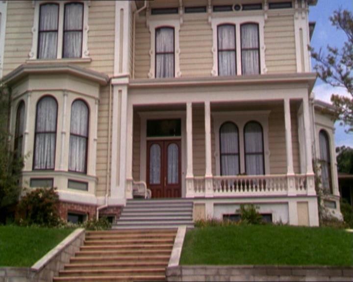 Charmed-Online-dot-210HeartbreakCity0470.jpg