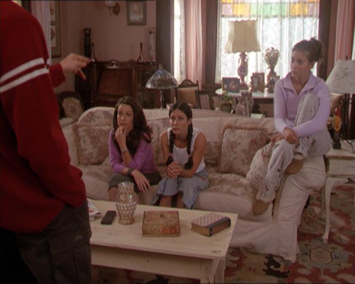 Charmed-Online-dot-210HeartbreakCity0642.jpg