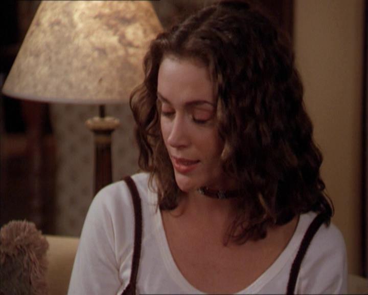 Charmed-Online-dot-210HeartbreakCity2146.jpg