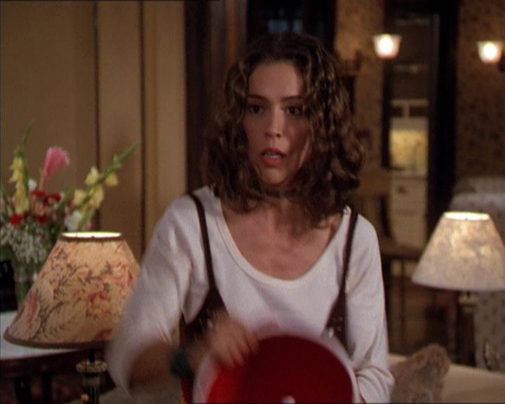 Charmed-Online-dot-210HeartbreakCity2186.jpg