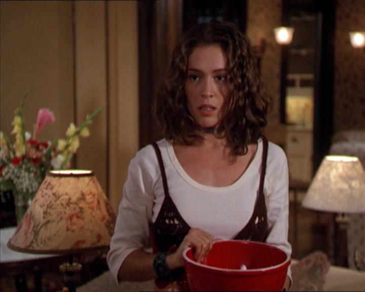 Charmed-Online-dot-210HeartbreakCity2191.jpg