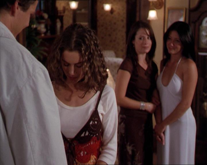 Charmed-Online-dot-210HeartbreakCity2221.jpg