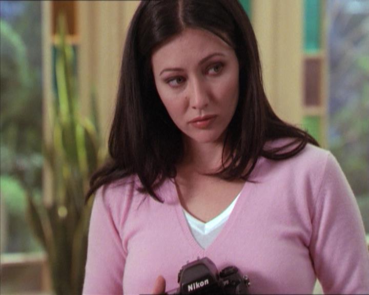 Charmed-Online-dot-215GiveMeASign0247.jpg