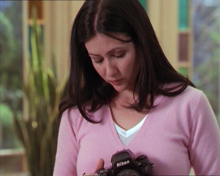 Charmed-Online-dot-215GiveMeASign0248.jpg