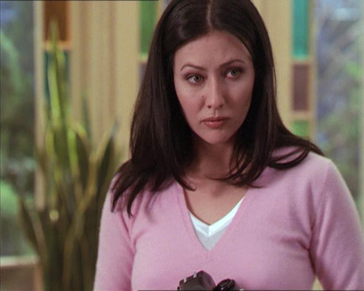 Charmed-Online-dot-215GiveMeASign0250.jpg