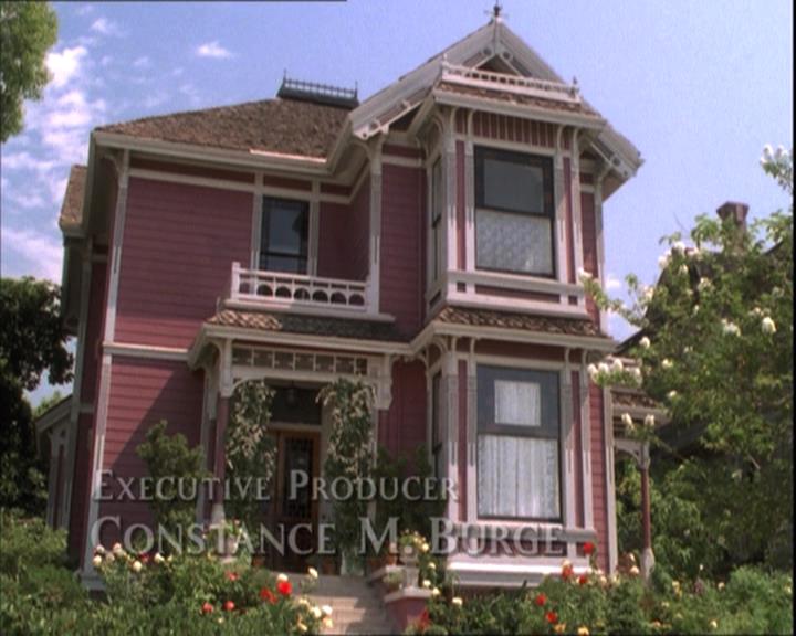 Charmed-Online-dot-215GiveMeASign0367.jpg
