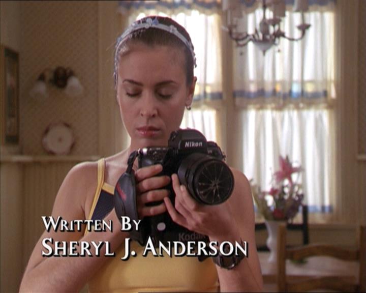 Charmed-Online-dot-215GiveMeASign0369.jpg