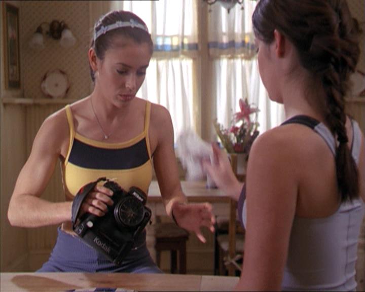 Charmed-Online-dot-215GiveMeASign0394.jpg