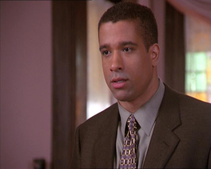 Charmed-Online-dot-215GiveMeASign0433.jpg