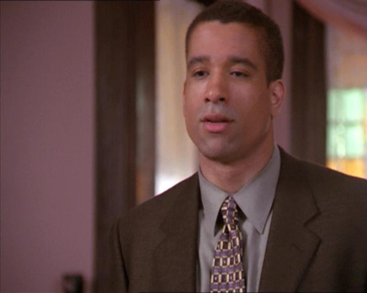 Charmed-Online-dot-215GiveMeASign0443.jpg