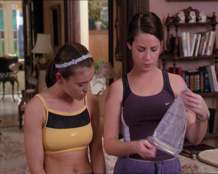 Charmed-Online-dot-215GiveMeASign0466.jpg