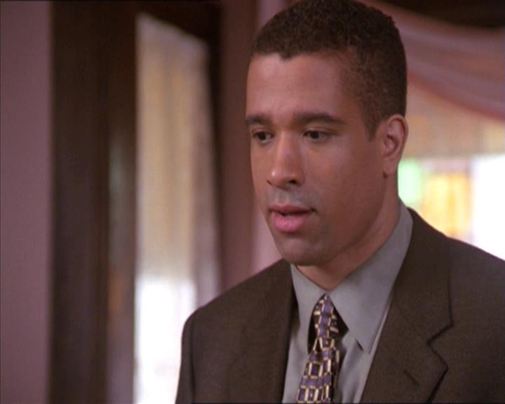 Charmed-Online-dot-215GiveMeASign0478.jpg