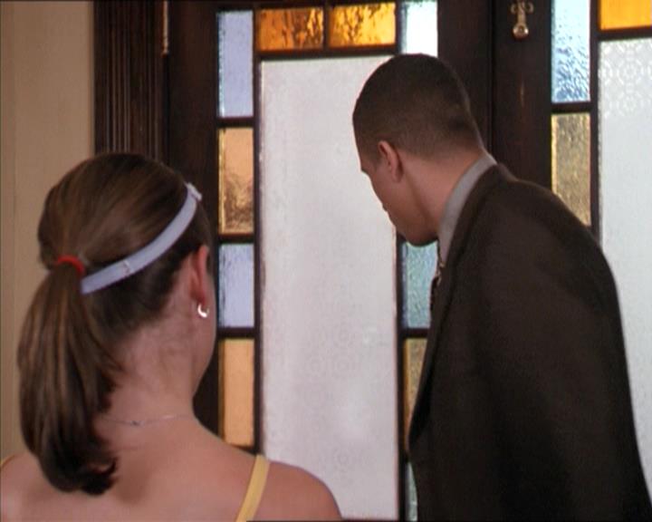 Charmed-Online-dot-215GiveMeASign0498.jpg