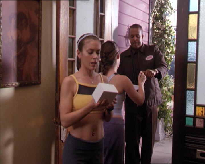 Charmed-Online-dot-215GiveMeASign0511.jpg