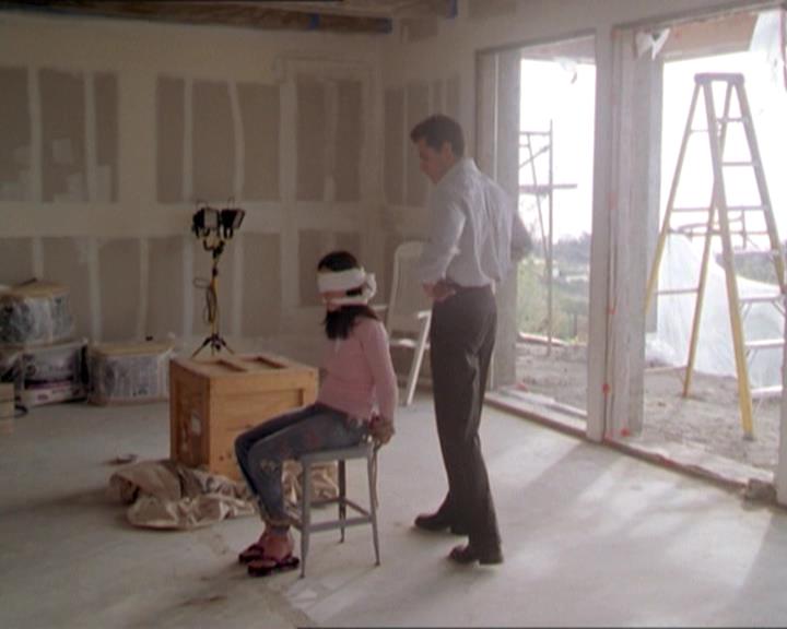 Charmed-Online-dot-215GiveMeASign0573.jpg